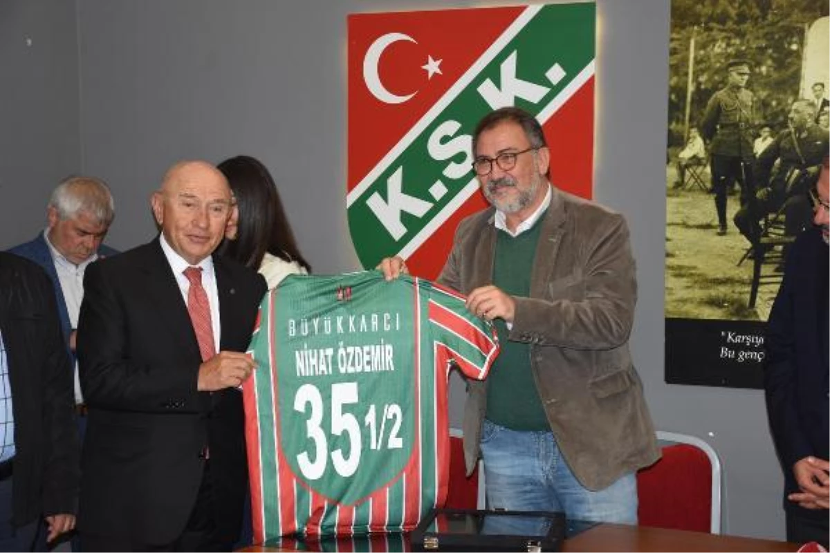 Gençlik ve Spor Bakanı Mehmet Muharrem Kasapoğlu, İzmir'de Karşıyaka'yı ziyaret etti