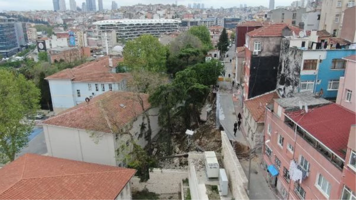 / Havadan fotoğraflarla / Beyoğlu'nda istinat duvarı okulun bahçesine çöktü, 3 bina boşaltılarak mühürlendi