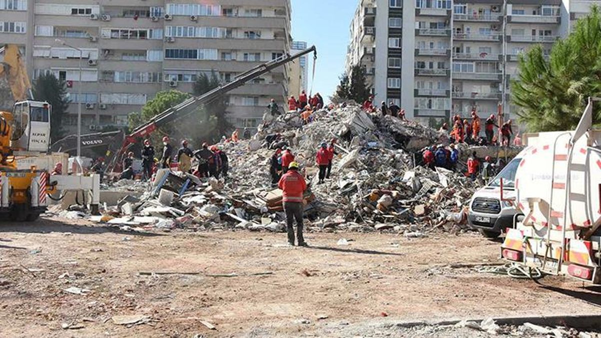 İzmir sarsıntısında 30 bireye mezar olan Emrah Apartmanı davasında karar çıktı! 2 sanığa düzgün hal indirimiyle 14 yıl 5 ay mahpus cezası