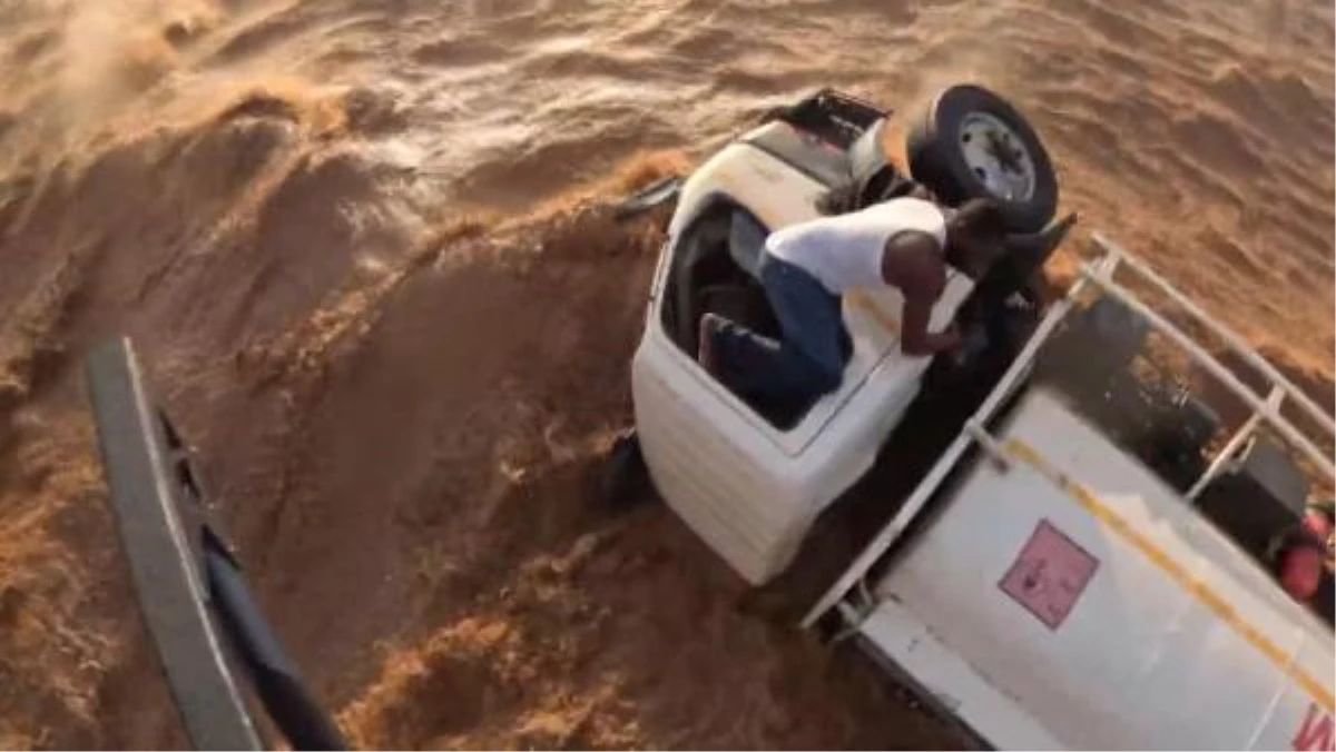 Kenya'da sel sularında mahsur kalan şoför helikopterle kurtarıldı