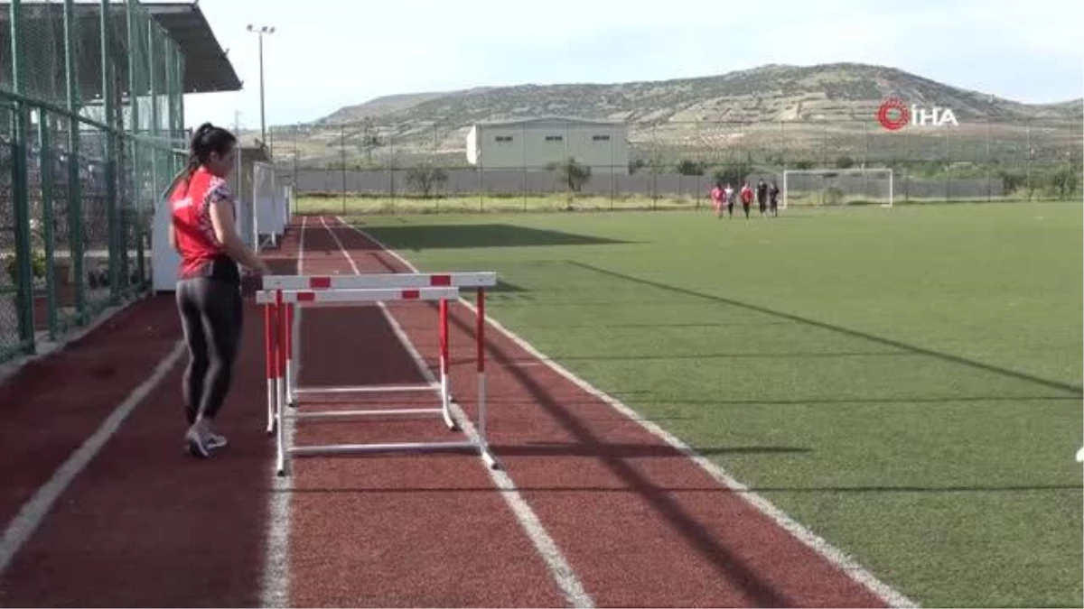 Kilisli Atlet Futbol Alanında İdman Yaparak Cirit Atmada Türkiye Şampiyonu Oldu