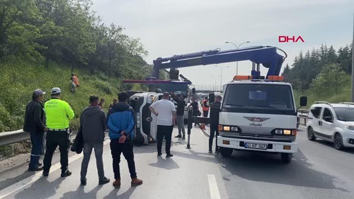 Kocaeli Derince'de Minibüs Kazası: 2 Yaralı