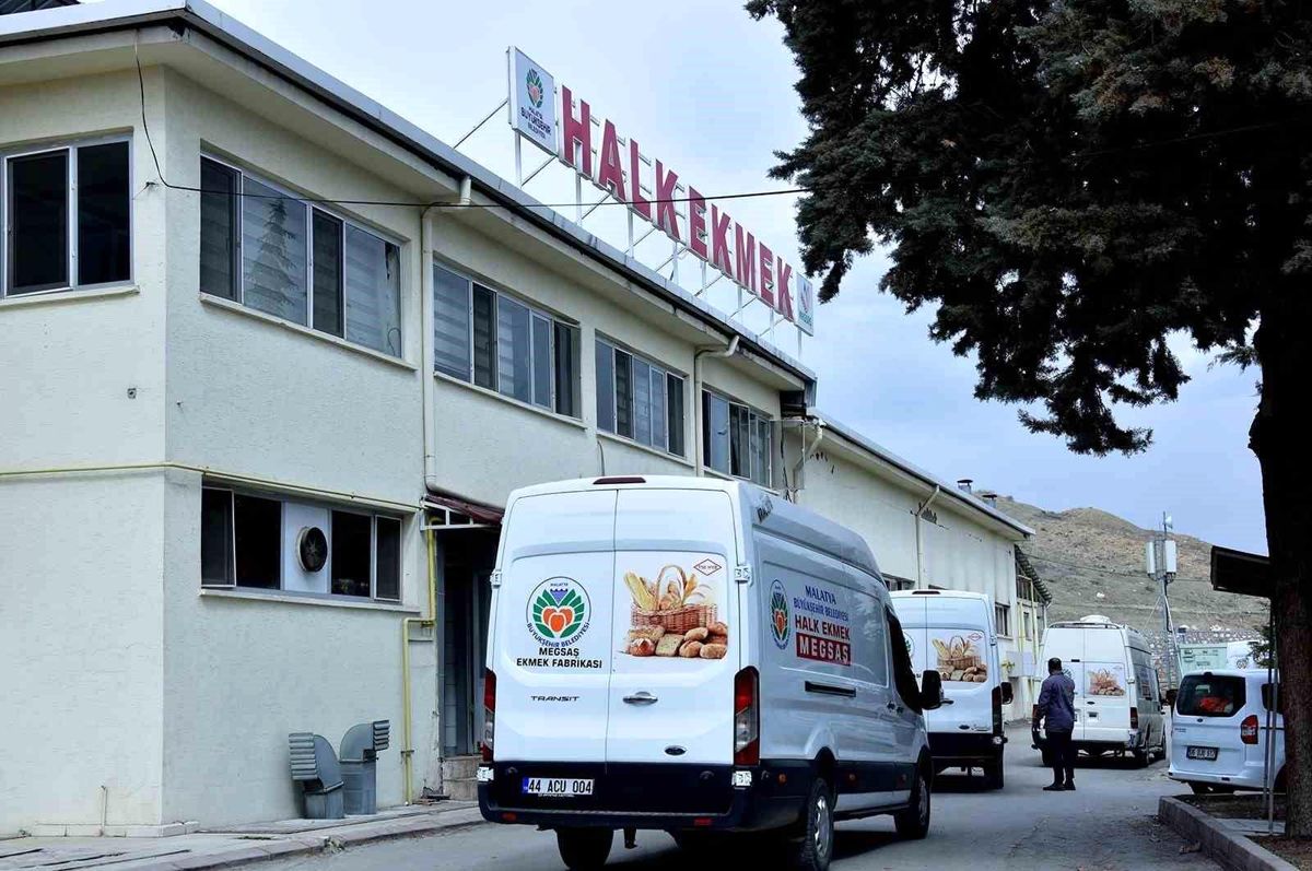 Malatya Büyükşehir Belediyesi, Depremzedelere Fiyatsız Ekmek Dağıtımına Devam Ediyor