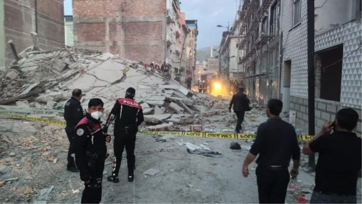 Malatya'da boşaltılan bina zaten çöktü, 1 kişi enkaz altında kaldı