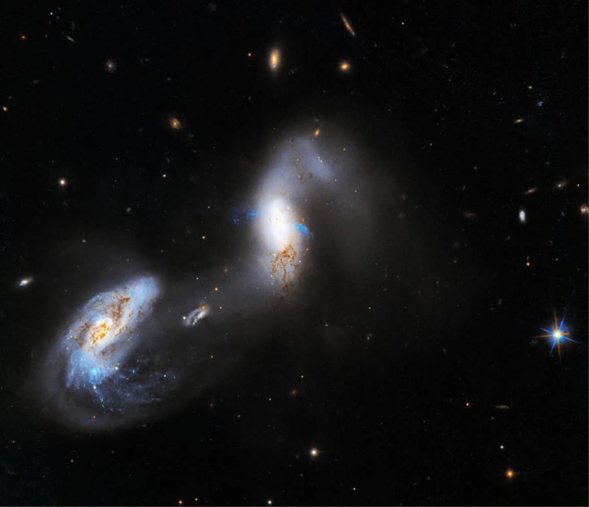 Nasanın Hubble Uzay Teleskobu İnanılmaz Parlak Galaksileri Fotoğrafladı
