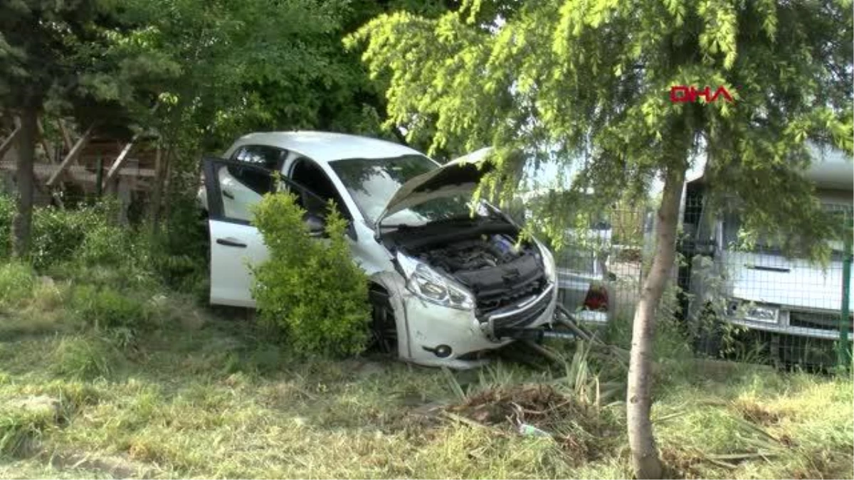 Sancaktepe'de Araba Ağaçlara Çarptı: Şoför Yaralandı