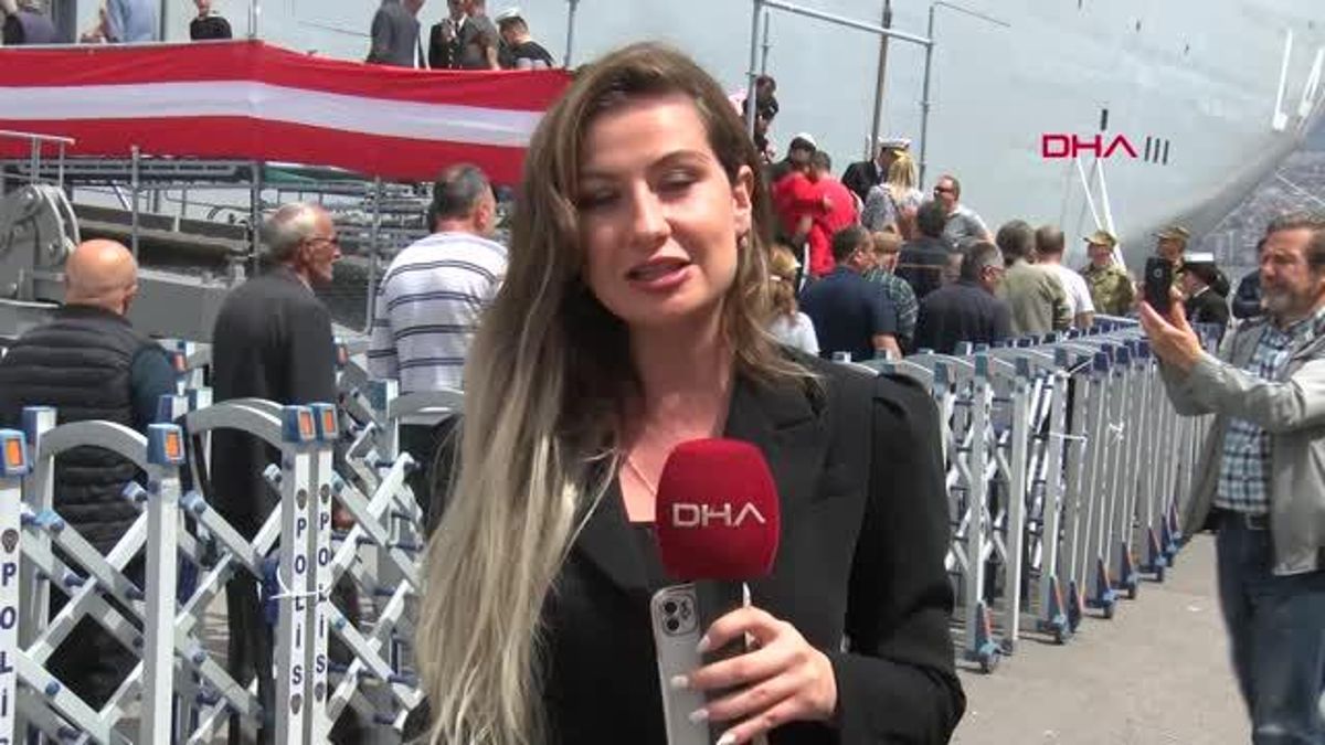 TCG Anadolu ve dünyanın birinci SİHA gemisi İzmir'de ziyaretçi akınına uğradı