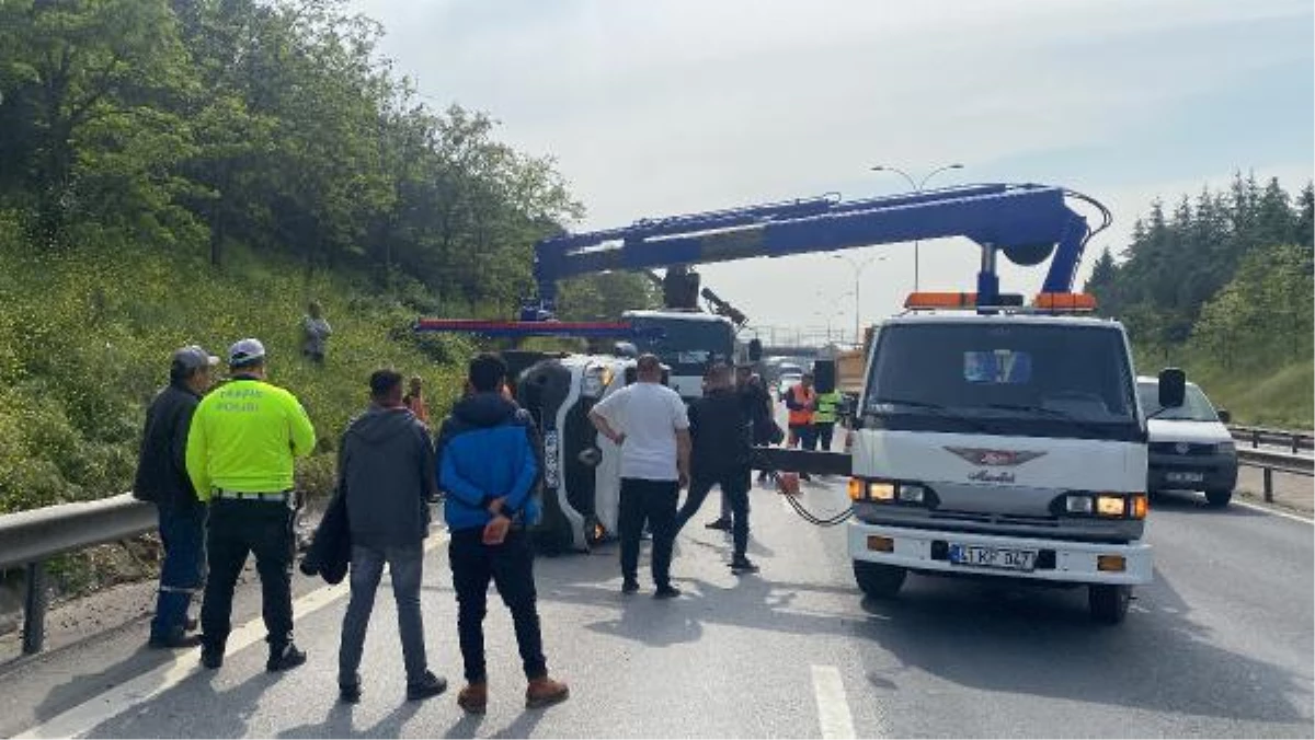 TEM Otoyolu'nda Minibüs Kazası: 2 Yaralı