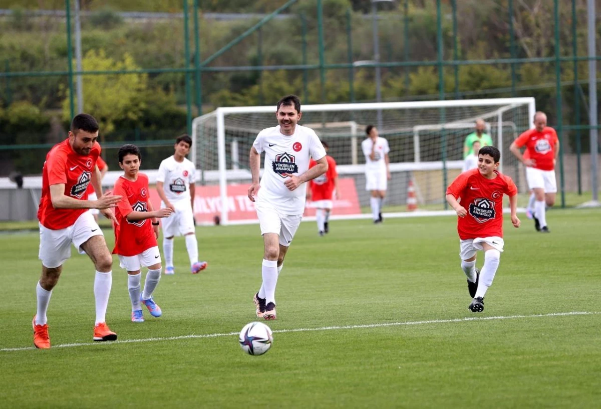 Ünlü Futbolcular ve Bakan Murat Kurum Afetzede Çocuklarla Birlikte Maç Yaptı