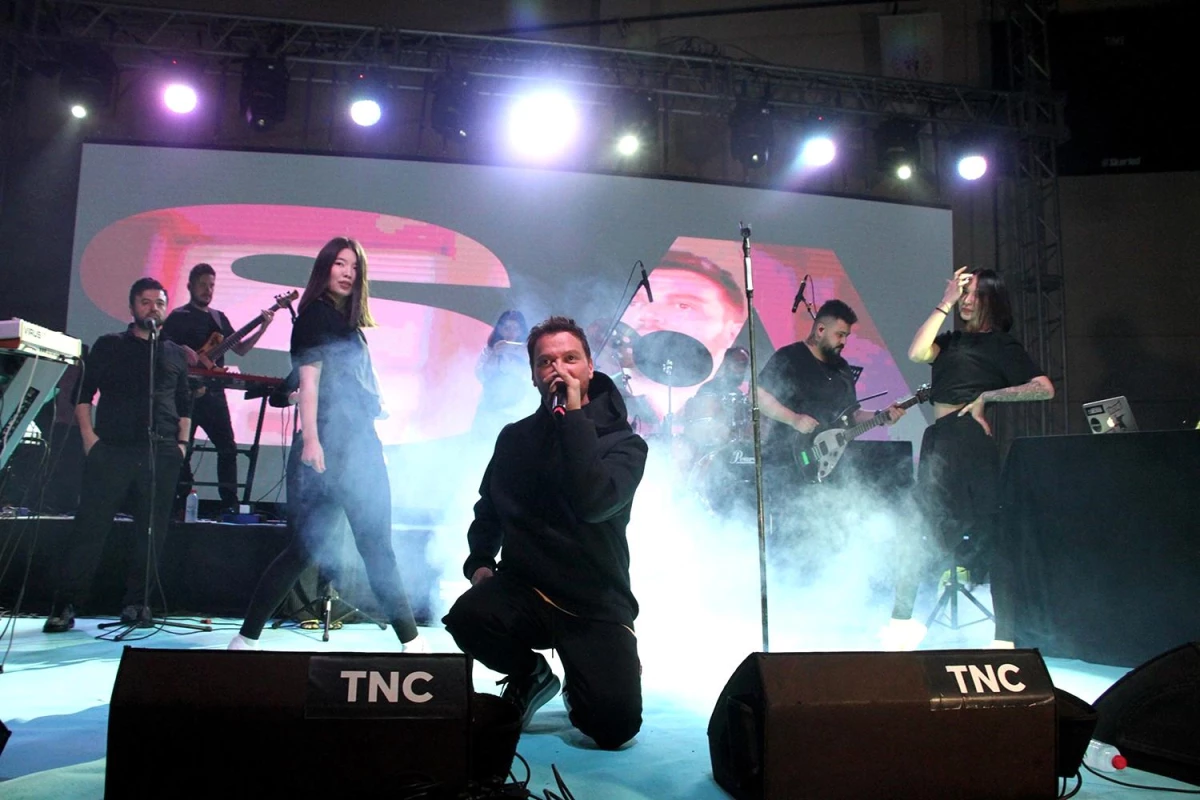 Ünlü Müzikçi Sinan Akçıl Gençlik Konserleri kapsamında Manisa'da sahne aldı