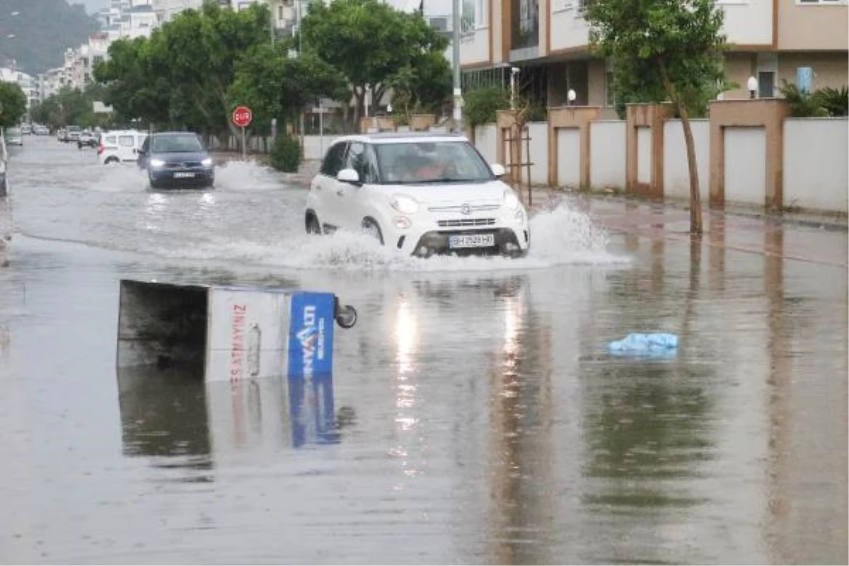 Antalya'da Sağanak Yağış Yolları Felç Etti