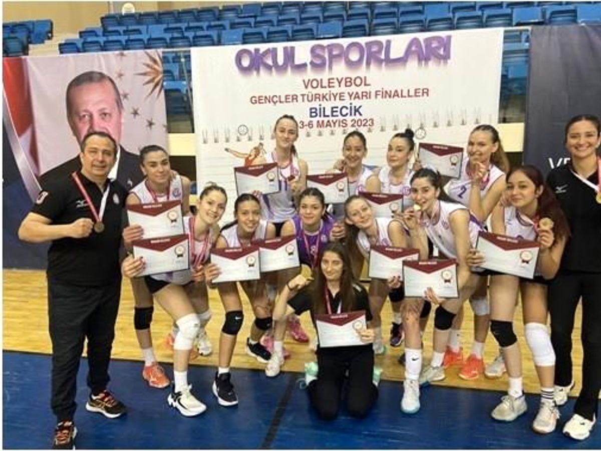 Ayvalık Uğur Anadolu Lisesi Voleybol Ekibi Türkiye Şampiyonasına Yükseldi
