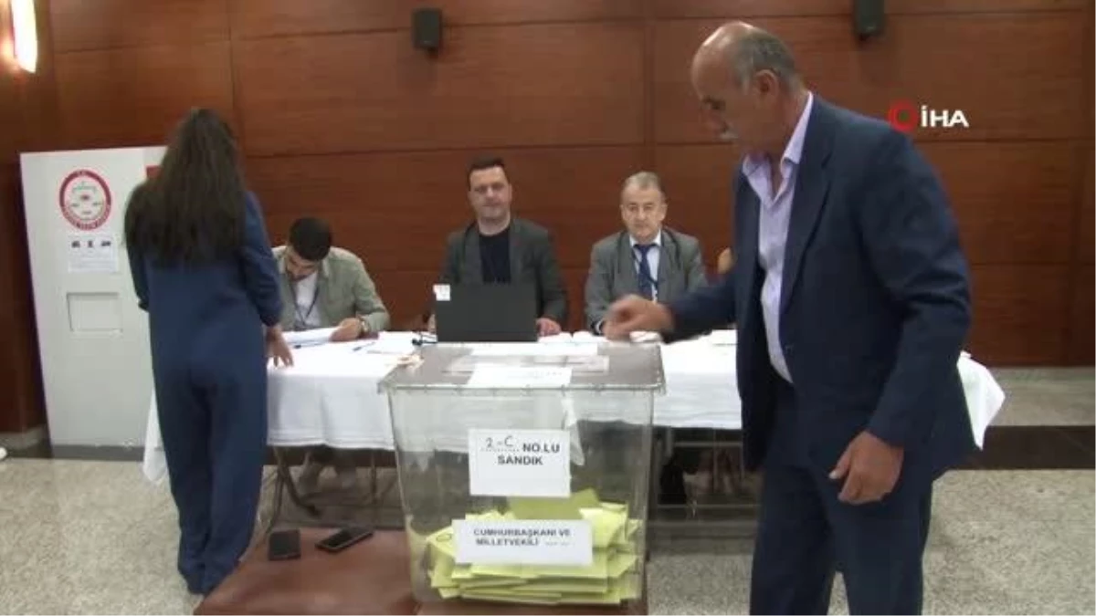 Azerbaycandaki Türk vatandaşları için oy verme süreci devam ediyor