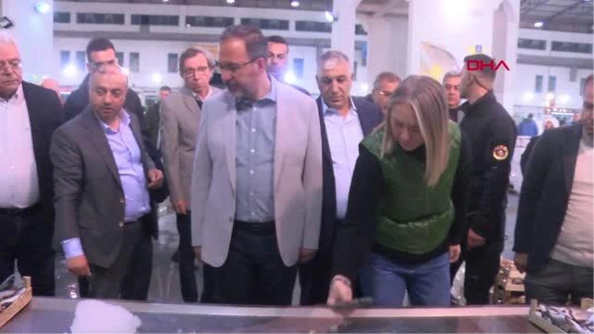 Gençlik ve Spor Bakanı Kasapoğlu, İzmir Buca Balık Halini ziyaret etti
