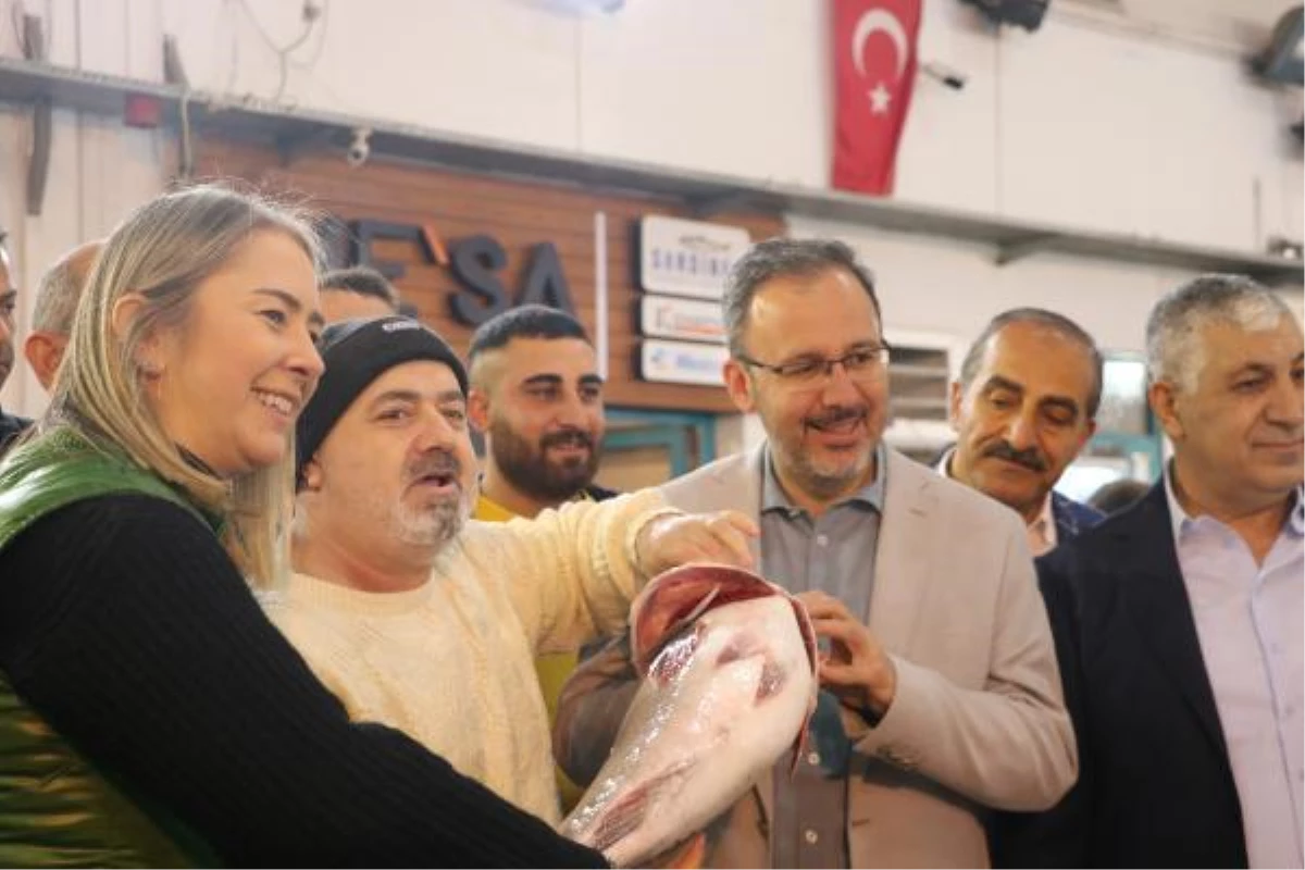 Gençlik ve Spor Bakanı Kasapoğlu, İzmir Buca Balık Hali'ni ziyaret etti