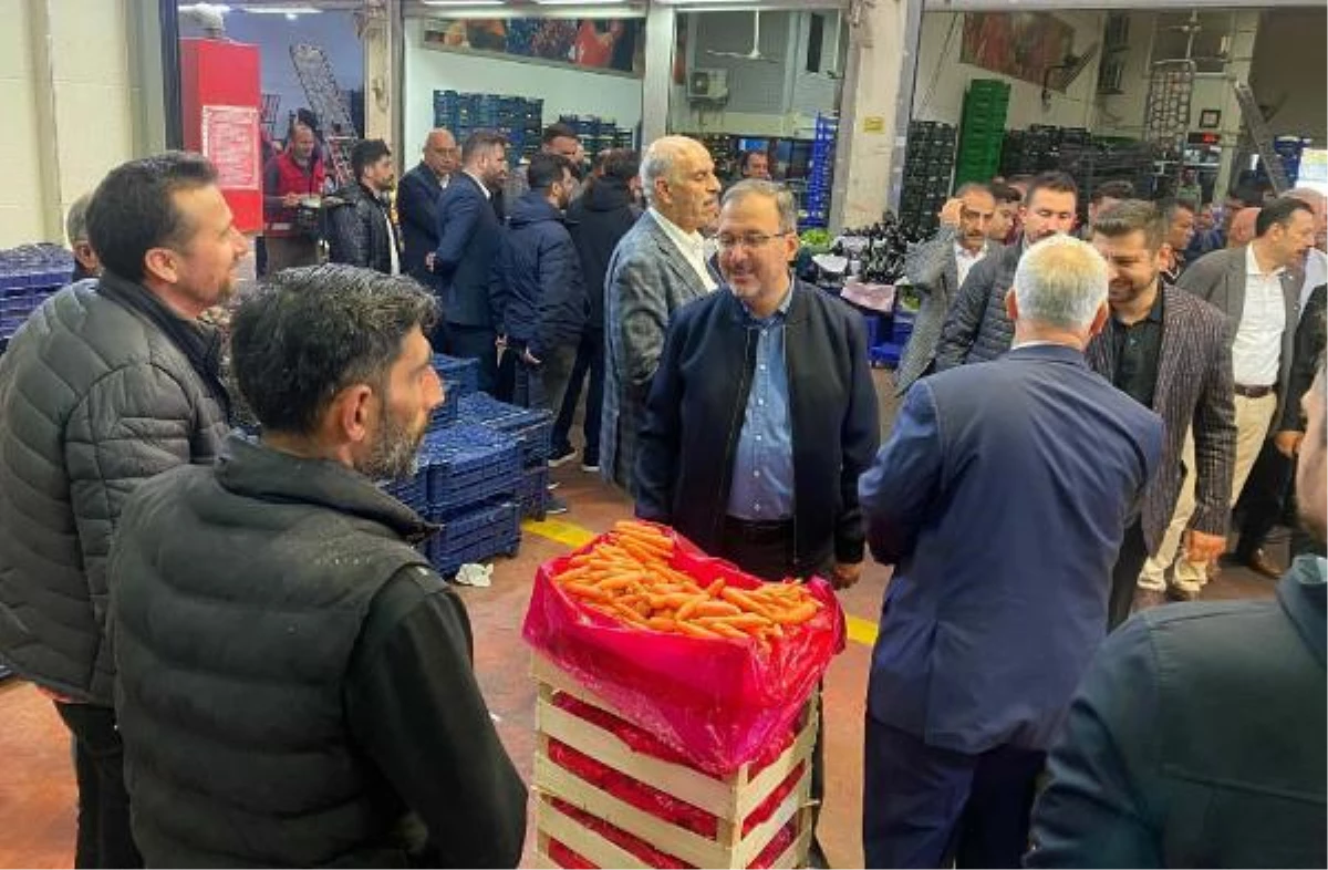 Gençlik ve Spor Bakanı Mehmet Muharrem Kasapoğlu İzmir Meyve ve Zerzevat Hali'ni ziyaret etti