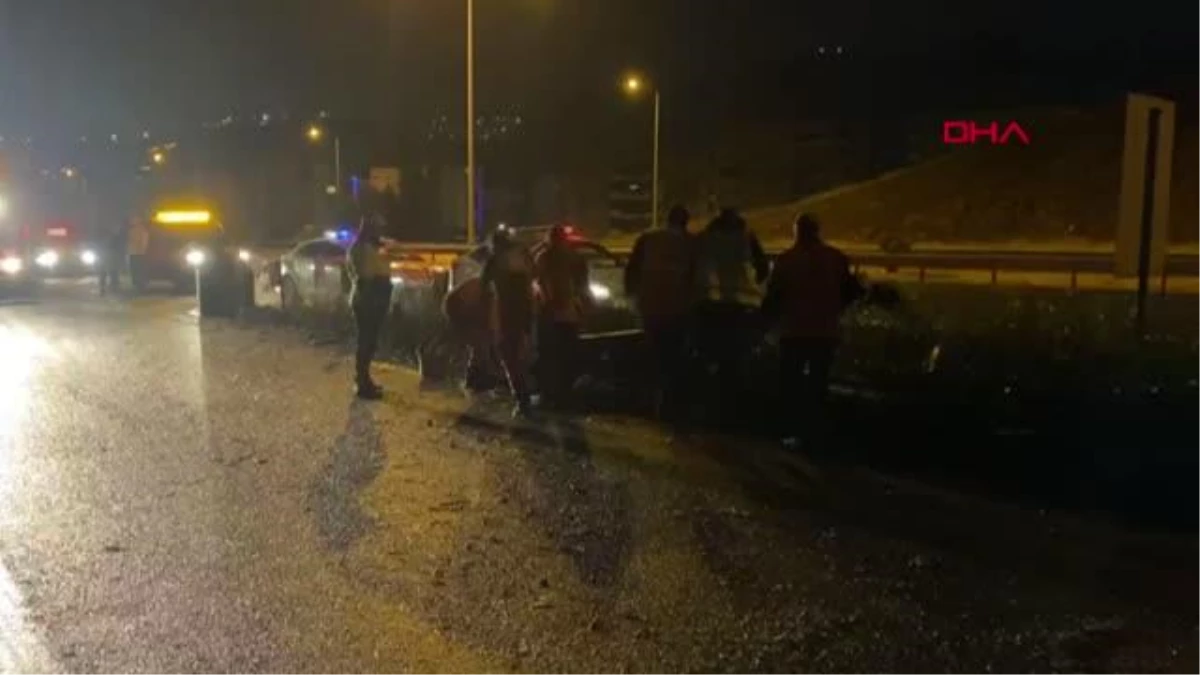 İzmir'de Araba Demir Bariyerlere Çarptı: 1 Meyyit