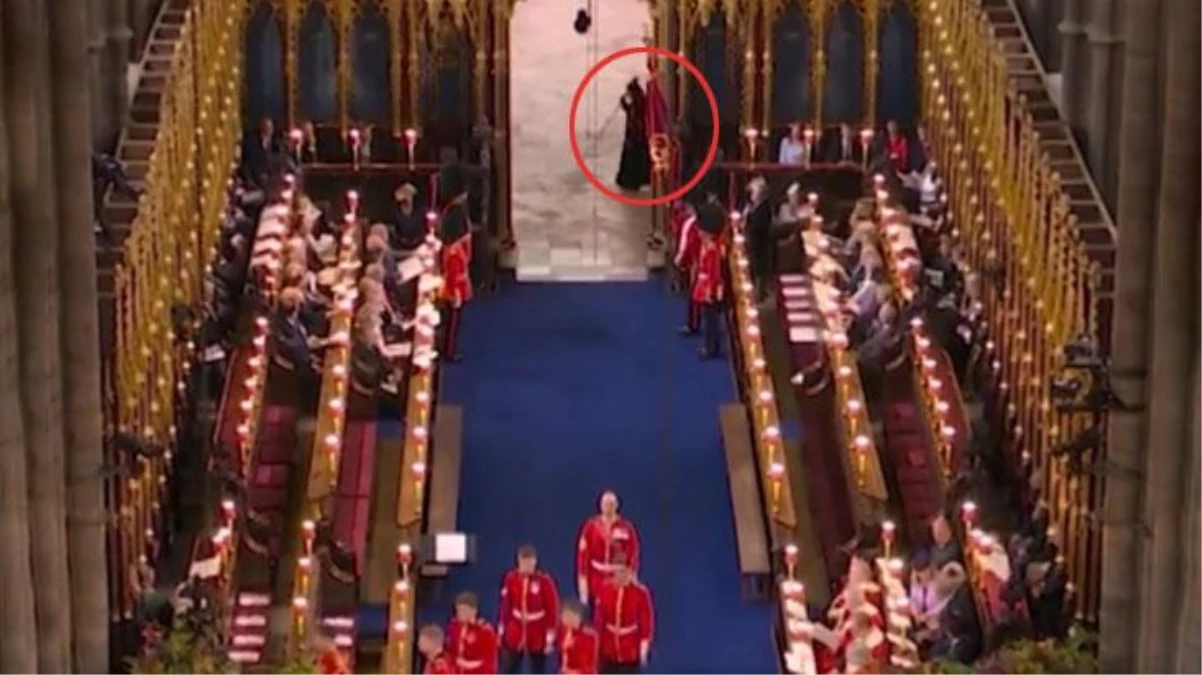 Kral Charles'ın taç giyme merasiminde enteresan görüntü! Ülke basınında atılan başlık tüyler ürpertti