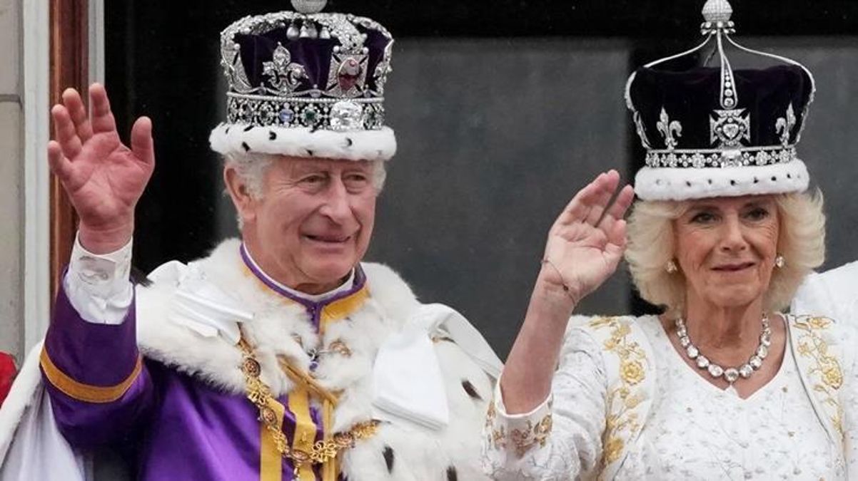 Kral III. Charles kraliyet acını giydi, Kraliçe ile balkon konuşması yaptı! Büyük fotoğrafta dikkat çeken bir eksik var
