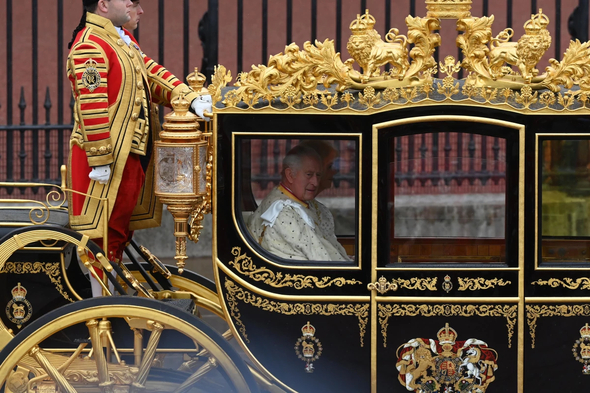 Kraliyet tacını giyen Kral III. Charles ve kraliçeden balkon konuşması! Büyük fotoğrafta dikkat çeken bir eksik vardı