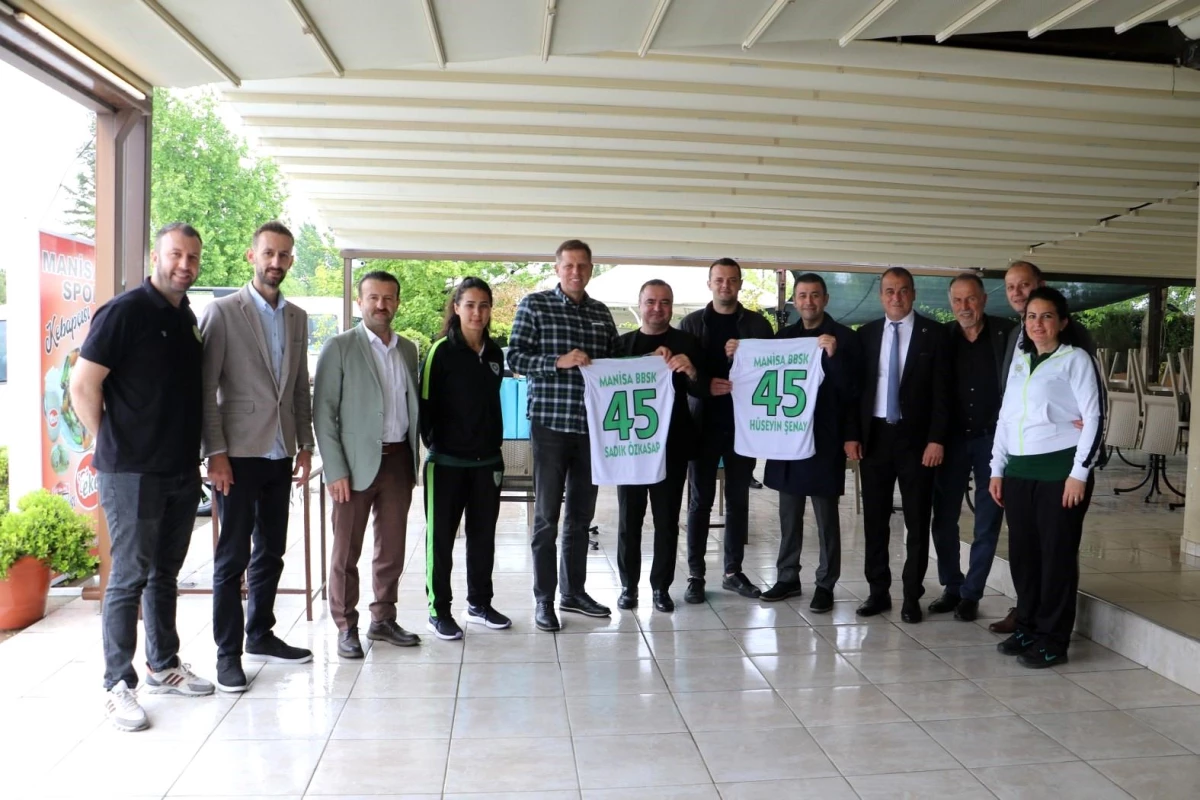 Manisa Büyükşehir Belediyespor Voleybol Ekibi Şampiyonluğunu Kutladı