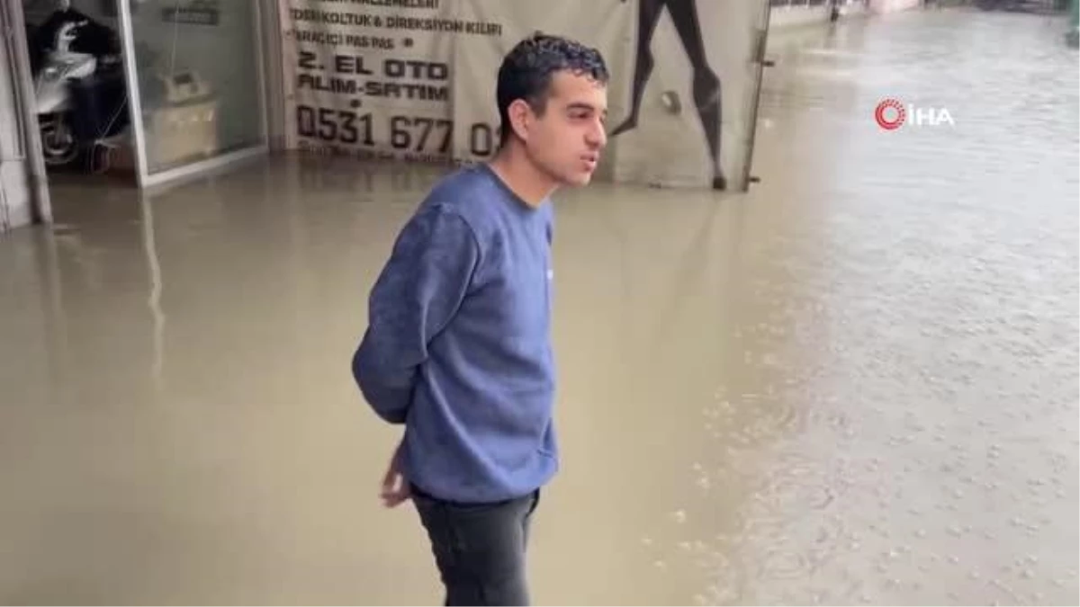 Mersin'de Yağmur Tesirli Oldu: Cadde Göle Döndü