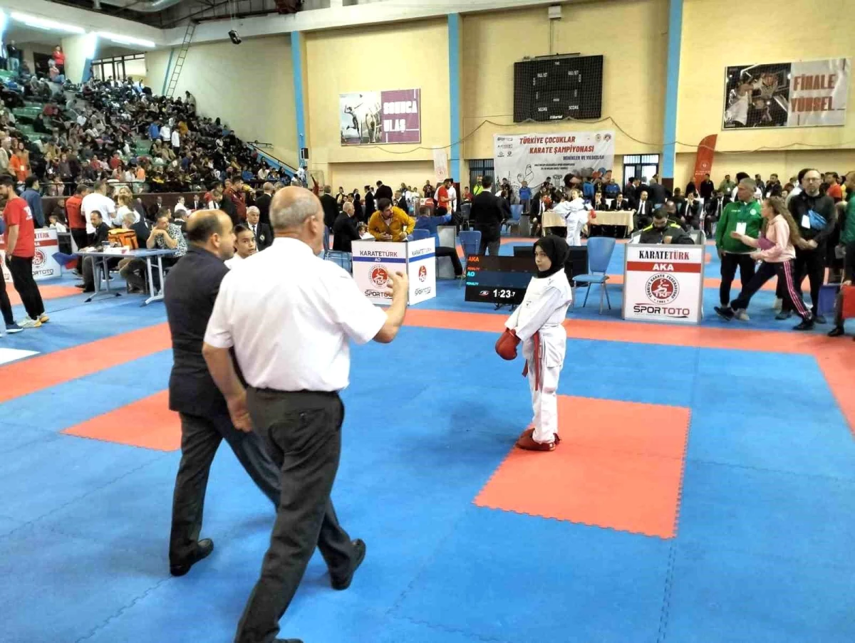 Minikler Türkiye Karate Şampiyonasında kıyafet skandalı