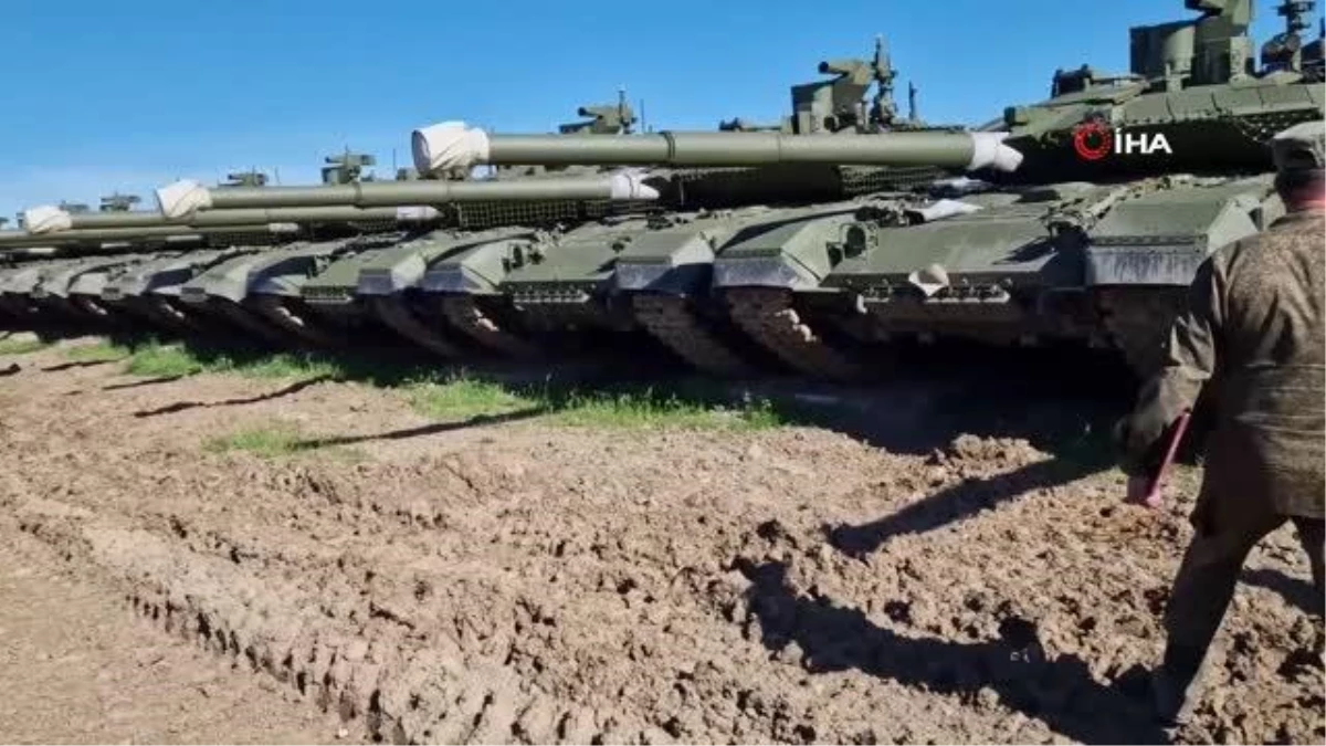 Rusya Savunma Bakanı Şoygu, Ukrayna cephe çizgisine gönderilecek askeri teçhizatı denetledi