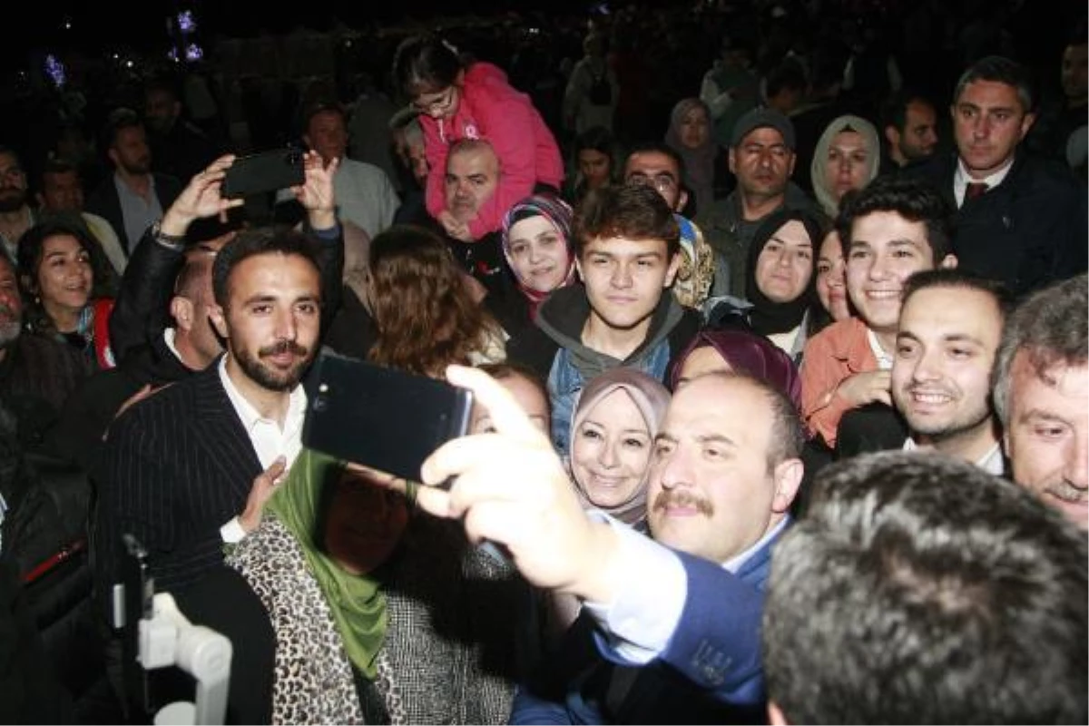 Sanayi ve Teknoloji Bakanı Mustafa Varank, gençlerle bir ortaya geldi