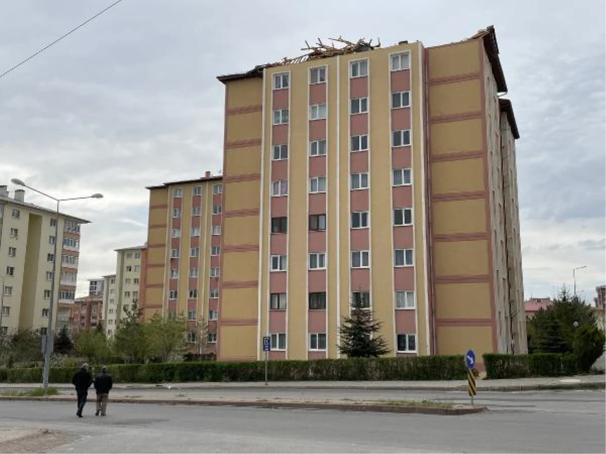 Sivas'ta Kuvvetli Rüzgar Apartmanın Çatısını Söktü