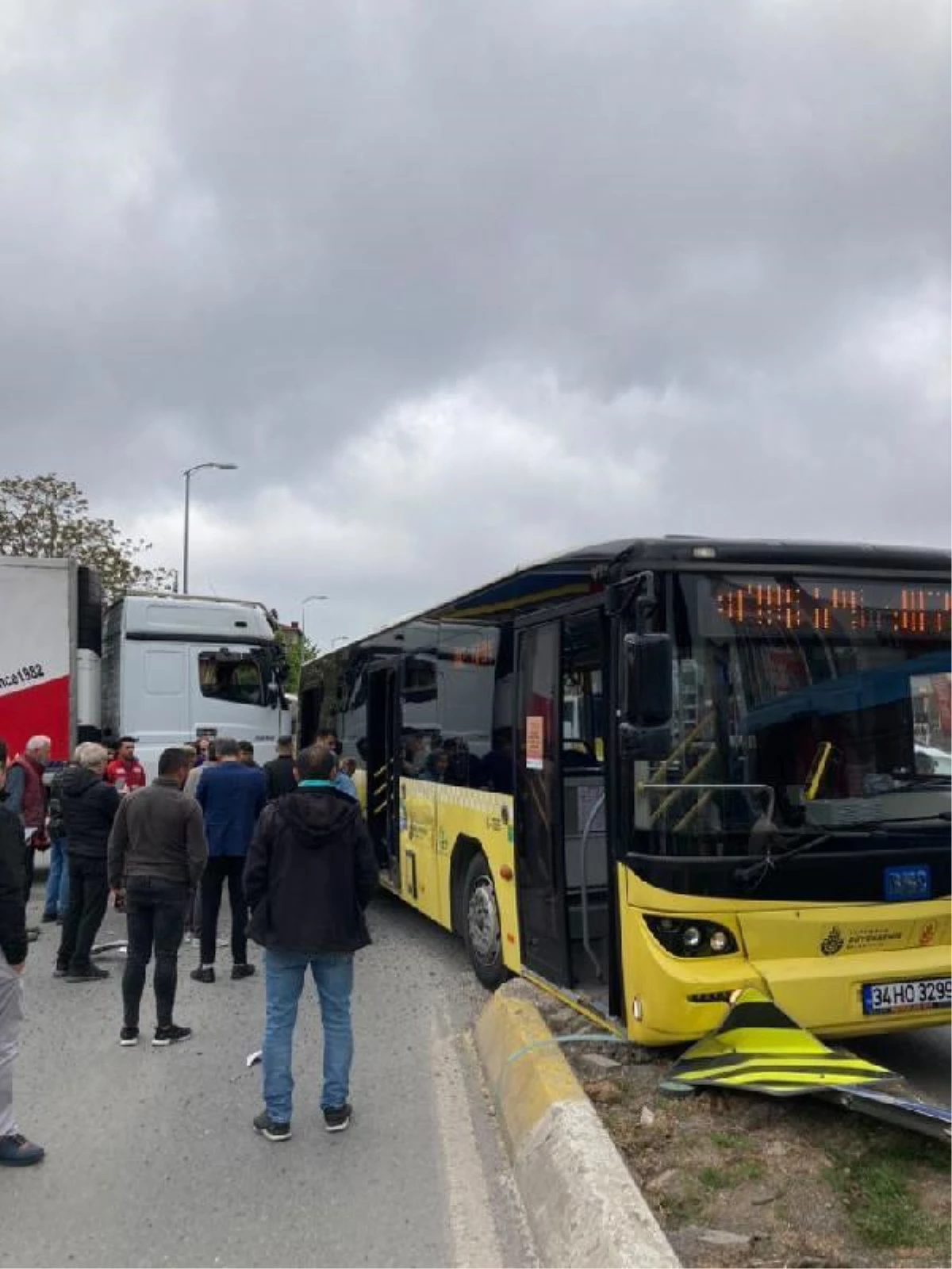 Sultanbeyli'de Kamyon İETT Otobüsüne Çarptı: 2 Yaralı